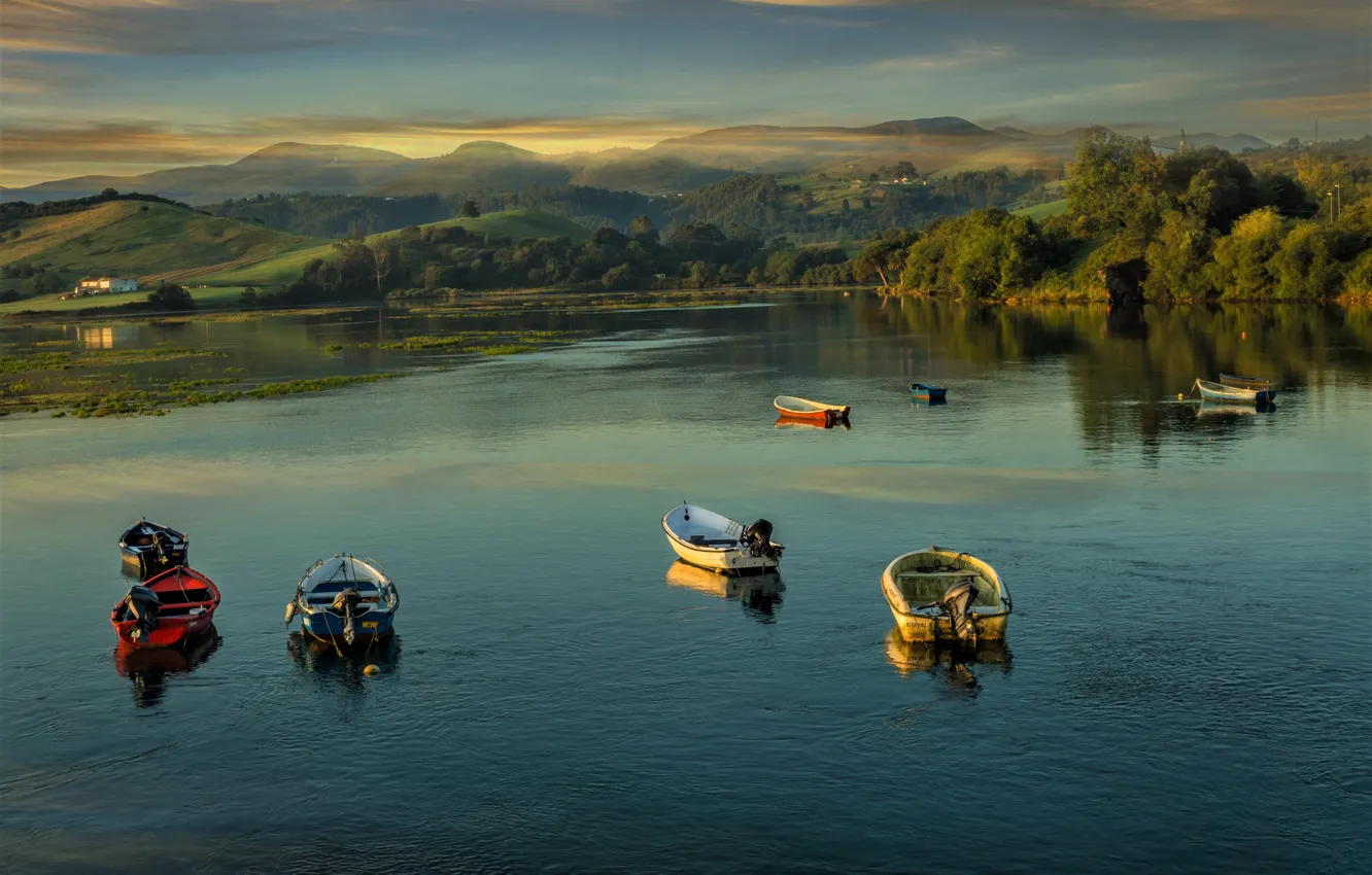 Фото обои пейзаж, природа, озеро, холмы, лодки, утро