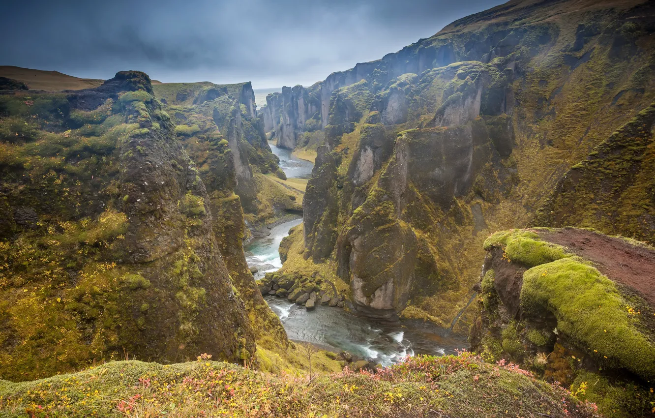 Фото обои тучи, река, камни, скалы, мох, каньон, Исландия, Vestur-Skaftafellssysla