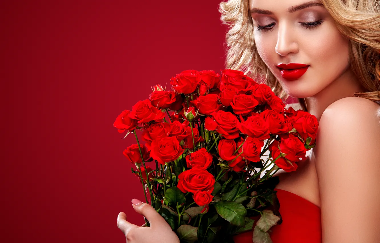 Фото обои девушка, фон, розы, букет, макияж, блондинка, Mykhailo Orlov