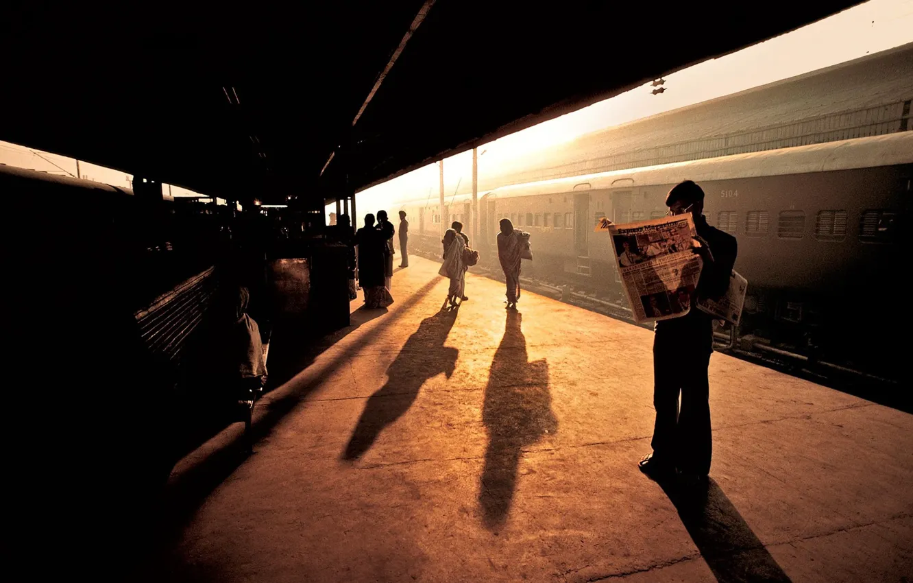Фото обои city, sunshine, twilight, photography, photographer, station, people, train