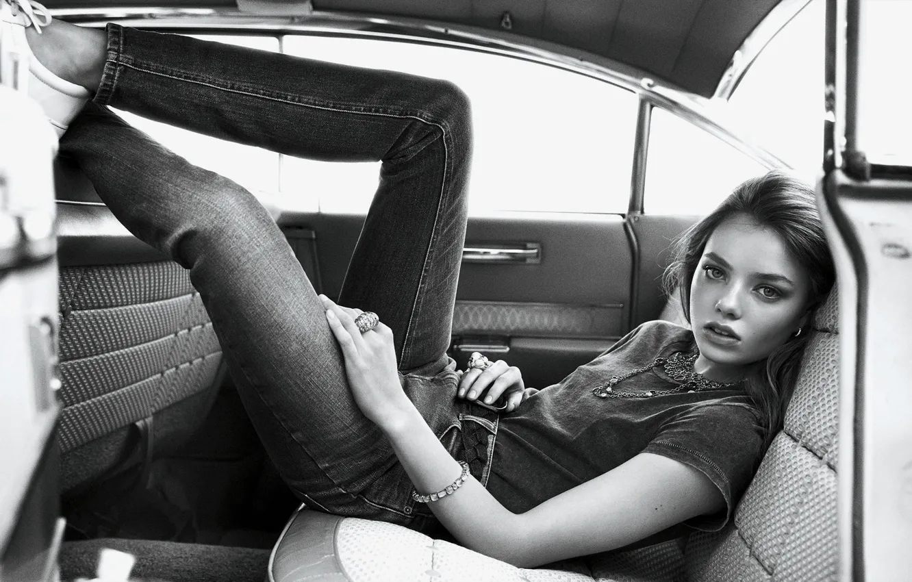 Фото обои взгляд, девушка, милая, модель, джинсы, футболка, черно-белое, красивая