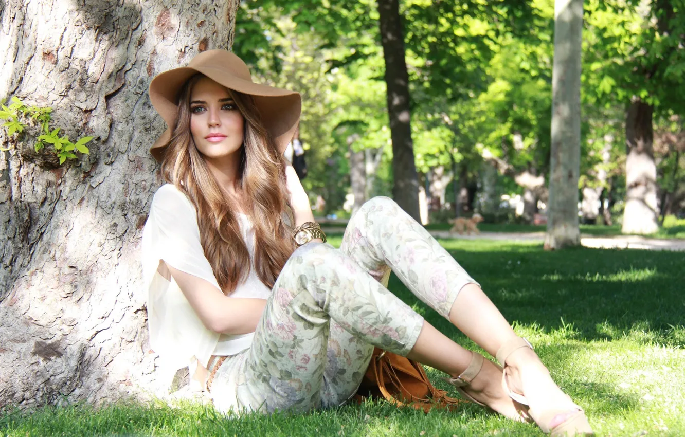 Фото обои трава, взгляд, деревья, природа, модель, шляпа, сидит, Clara Alonso