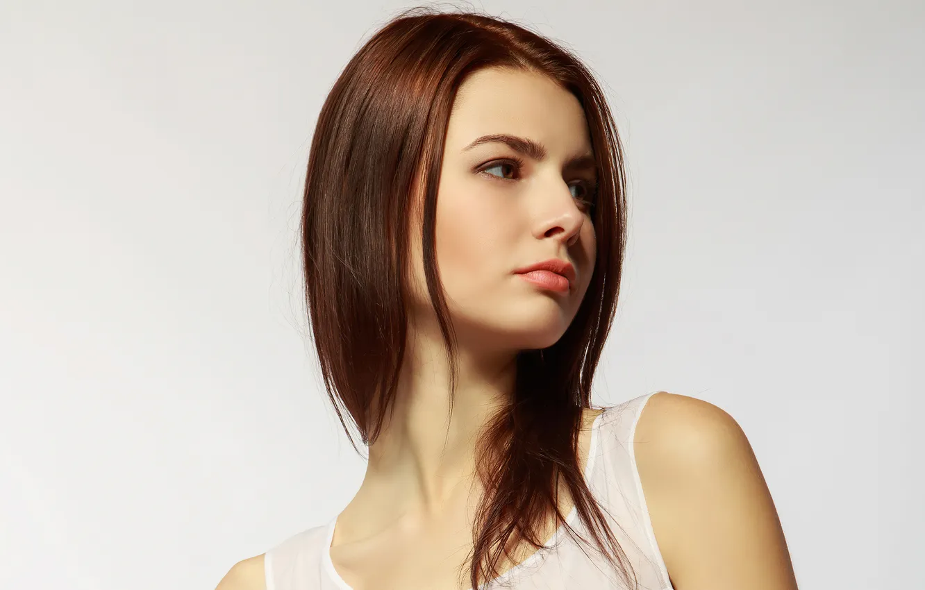 Фото обои девушка, портрет, белый фон, шатенка