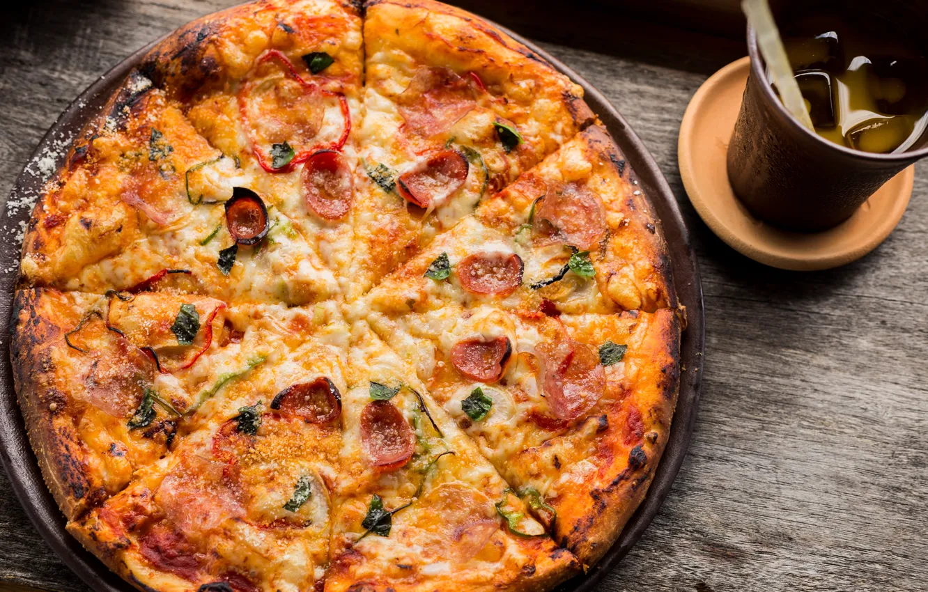 Фото обои сыр, перец, напиток, pizza, тесто, Пицца, колбаски