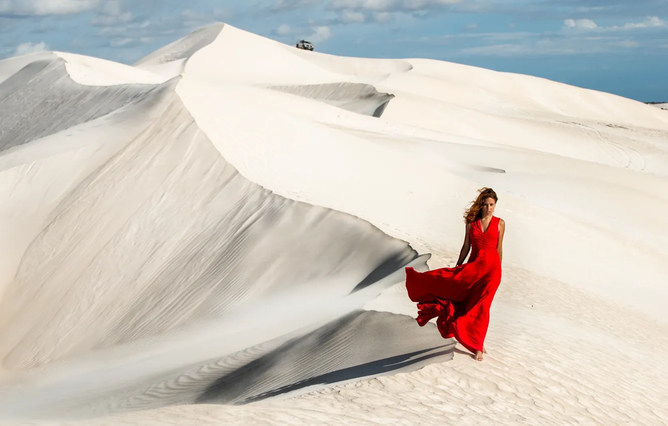 Фото обои песок, девушка, ветер, красное, пустыня, волосы, платье