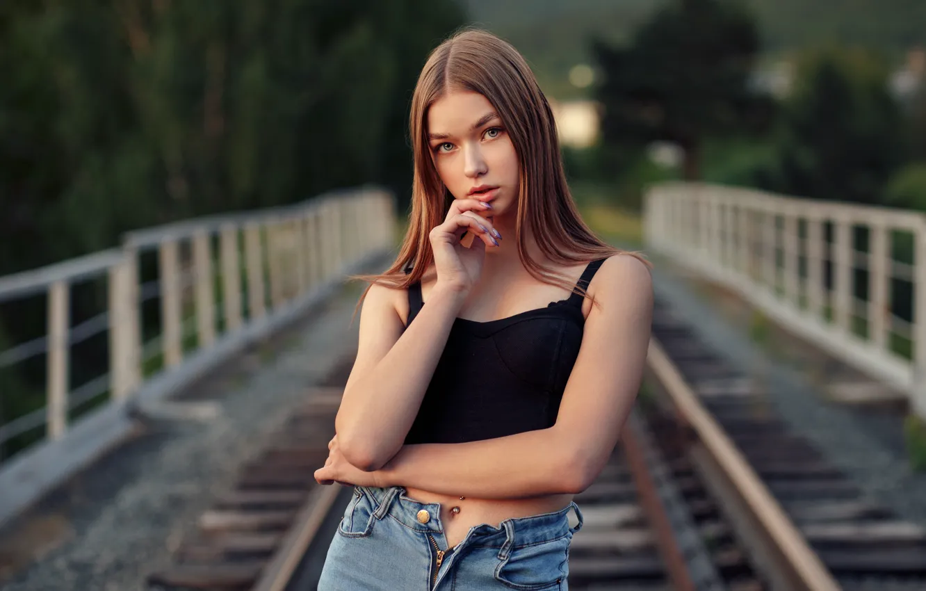 Фото обои взгляд, девушка, поза, железная дорога, Евгений Булатов, Полина Филипенкова