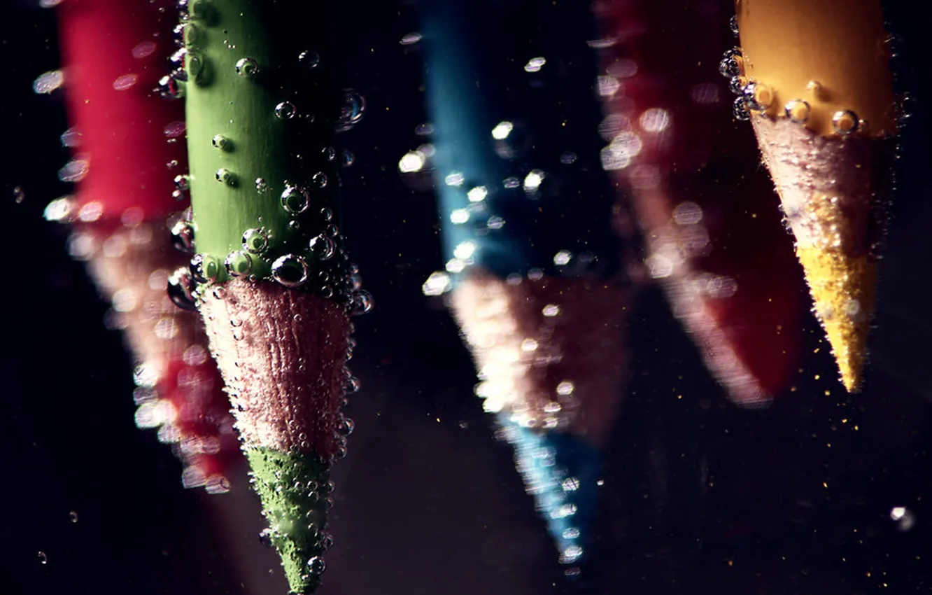 Фото обои вода, макро, пузырьки, пузыри, карандаши, под водой, colours, under water