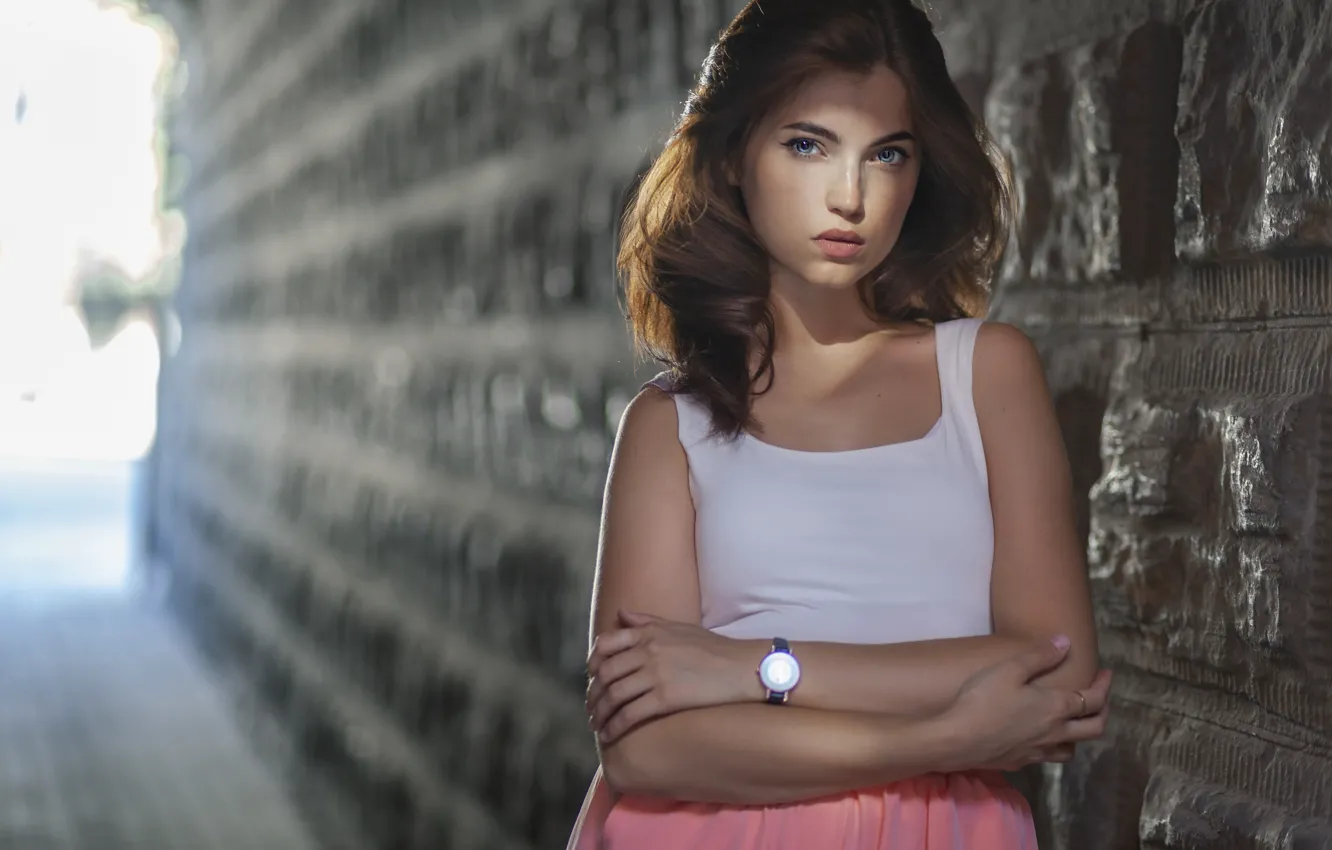 Фото обои взгляд, девушка, стена, часы, майка, шатенка, Дмитрий Чернов