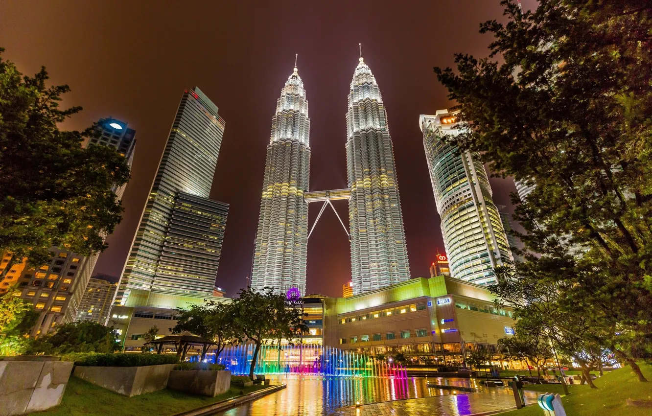Фото обои ночь, огни, башни, фонтан, Малайзия, Куала-Лумпур