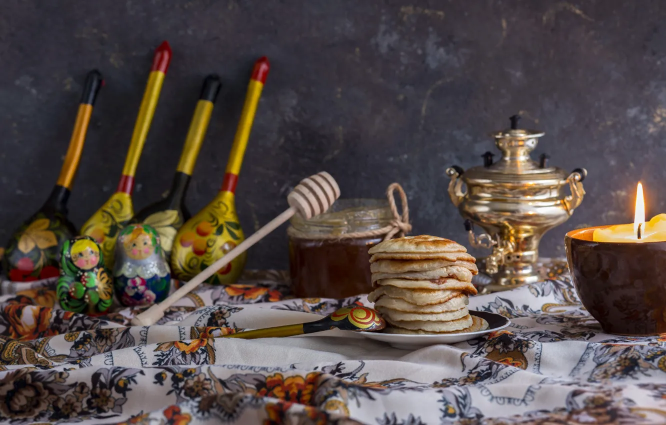 Фото обои стол, пламя, чай, игрушка, свечи, мед, ложка, чашка