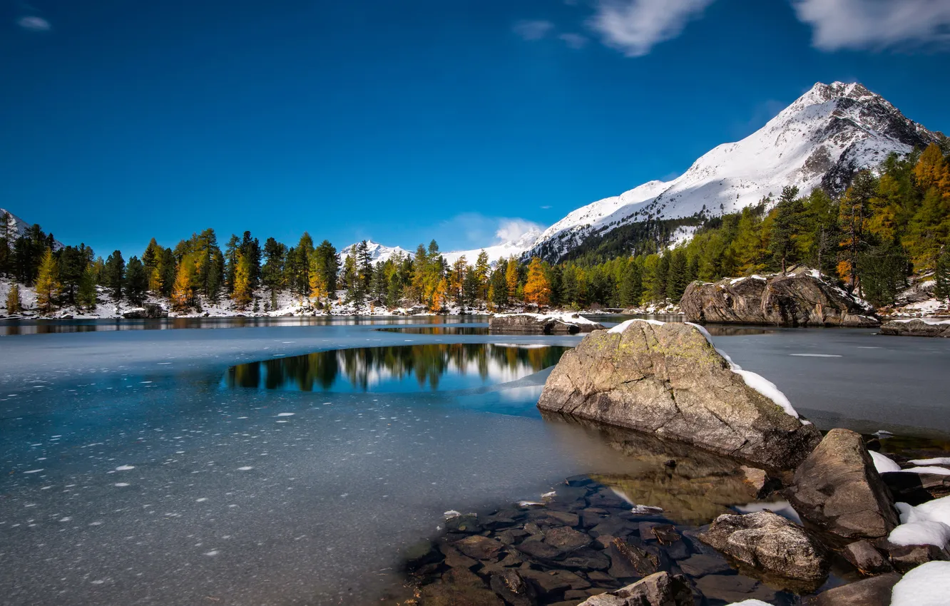Фото обои лед, лес, небо, снег, деревья, горы, озеро, отражение
