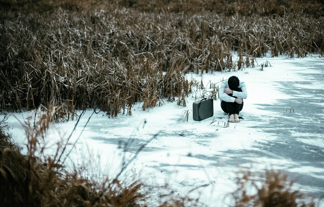 Фото обои снег, лёд, чемодан, парень
