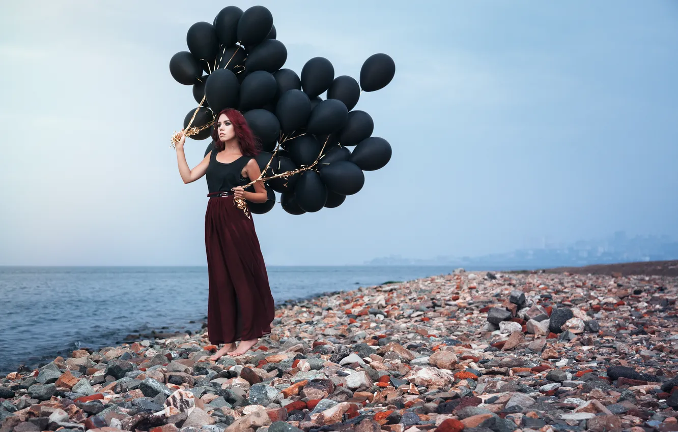 Фото обои море, девушка, шарики, камни