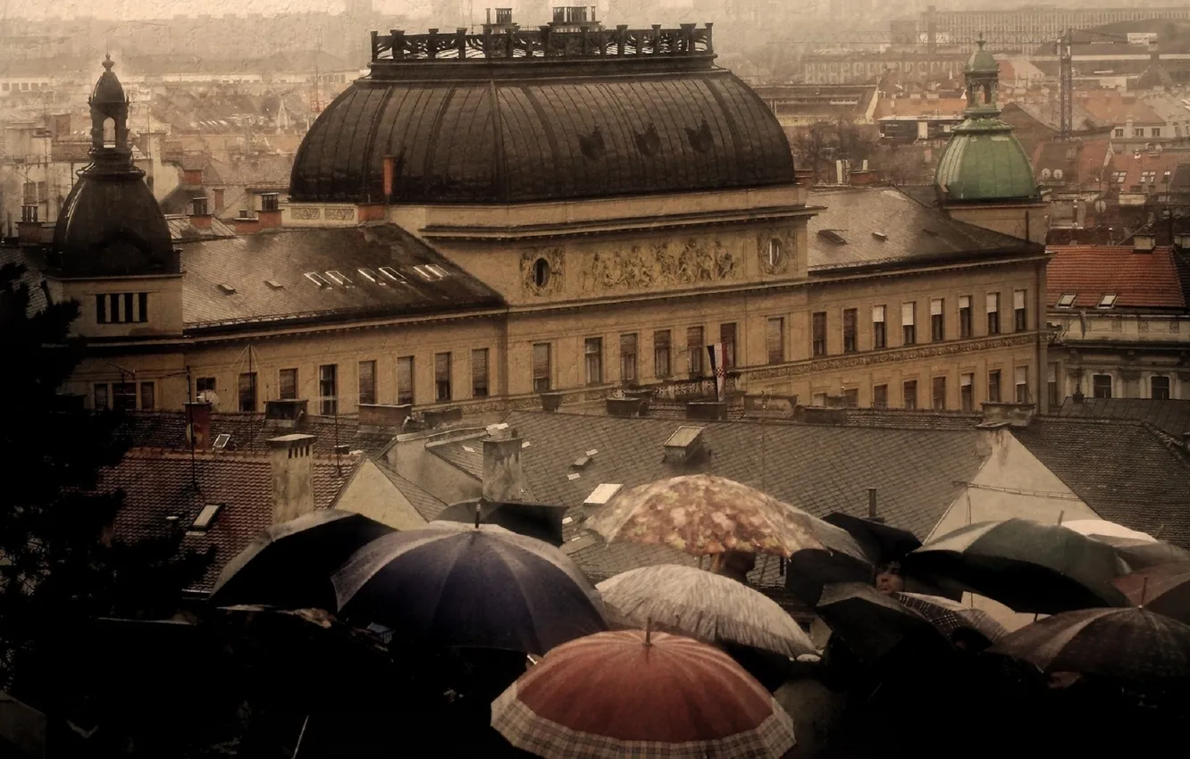 Фото обои город, дождь, здания, дома, крыши, зонты