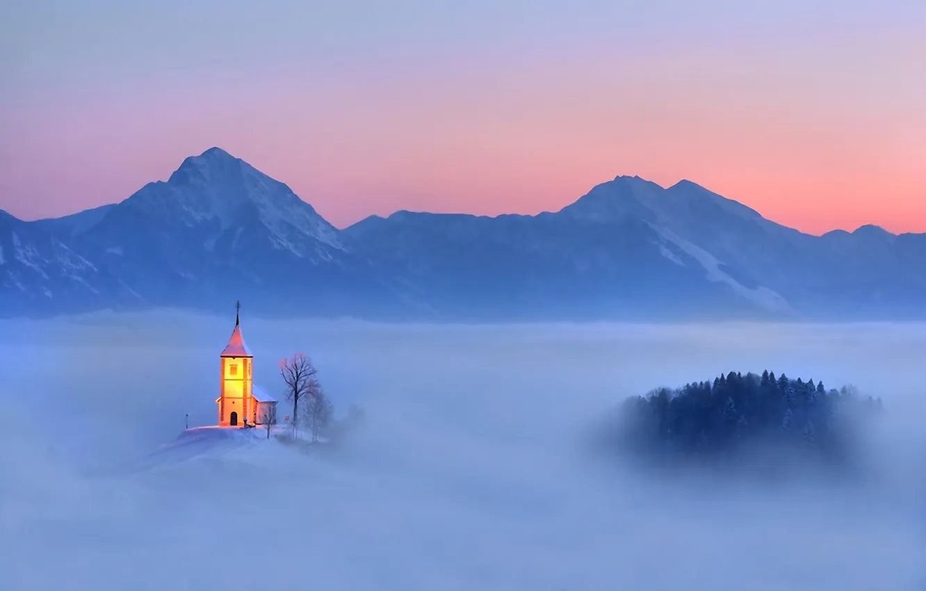 Фото обои горы, огни, туман, церковь
