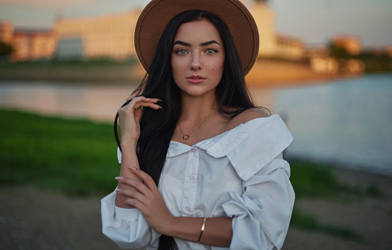Фото обои взгляд, девушка, поза, портрет, шляпа, руки, брюнетка, длинные волосы