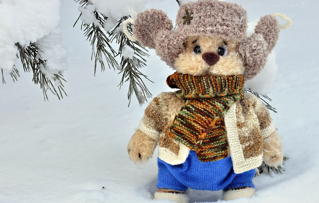 Фото обои зима, снег, шапка, игрушка, шарф