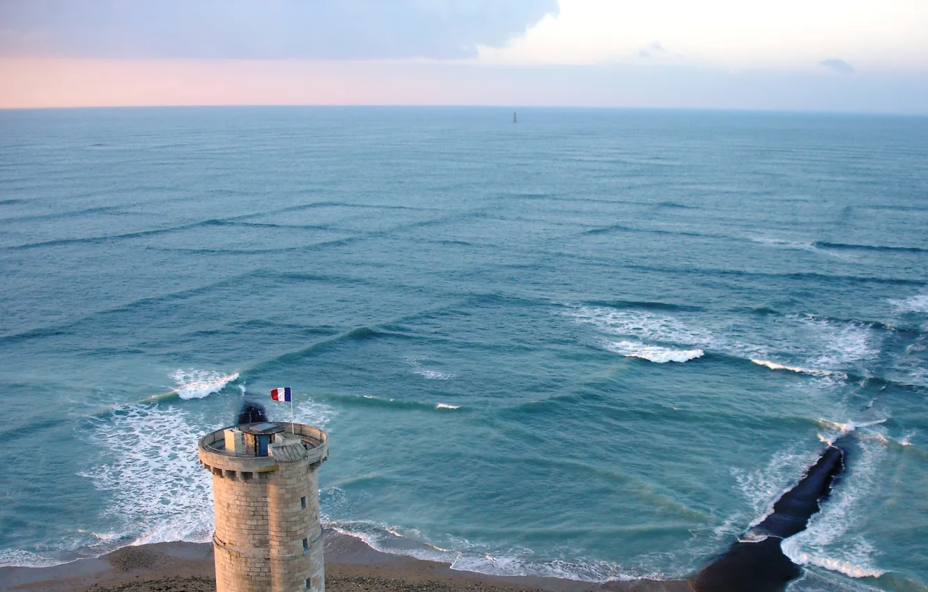 Фото обои волны, океан, Франция, башня, флаг, горизонт