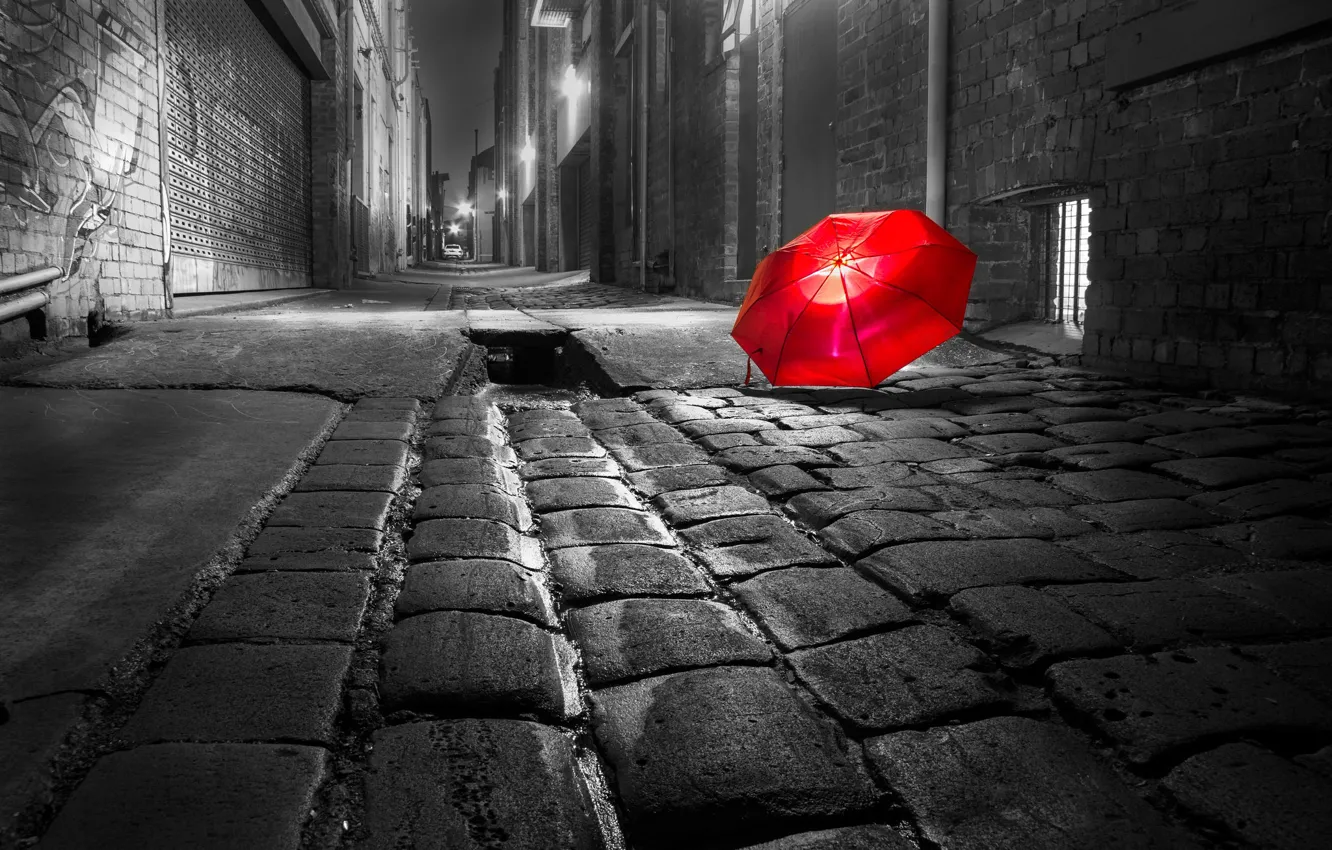 Фото обои ночь, огни, улица, дома, зонт, мостовая