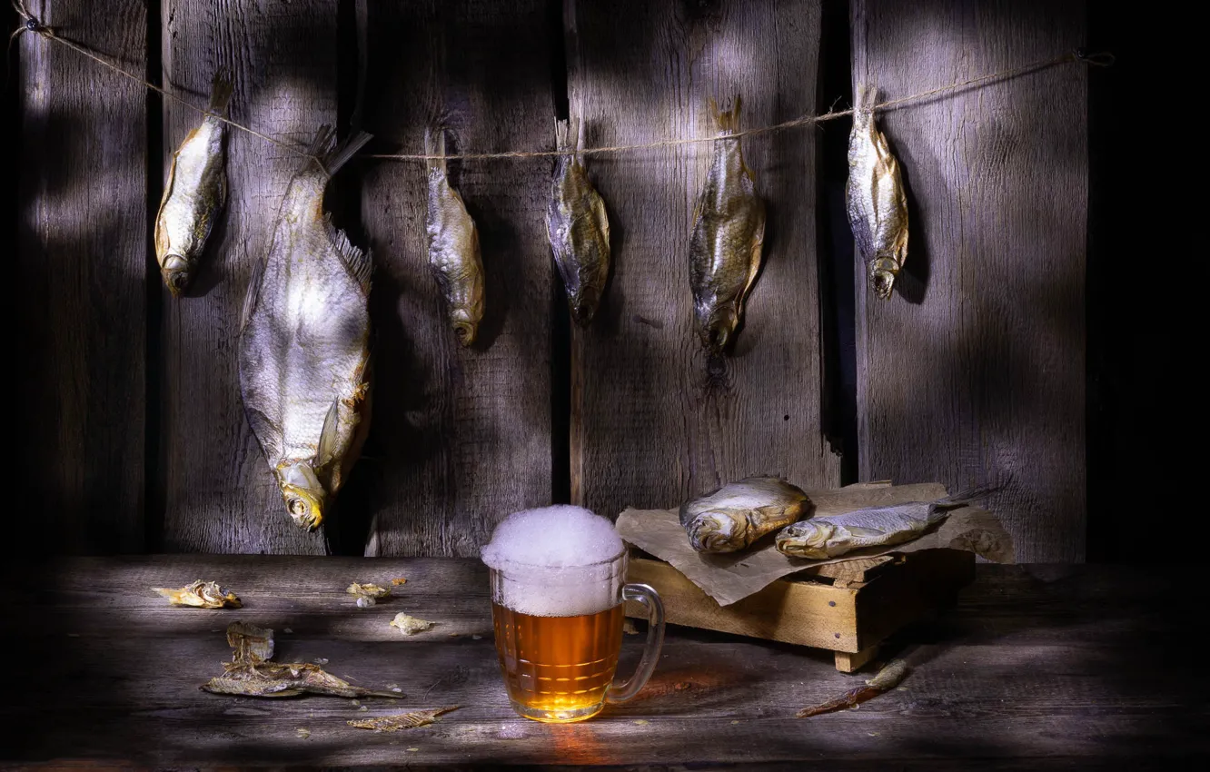 Фото обои пена, бумага, доски, пиво, рыба, веревка, кружка, натюрморт