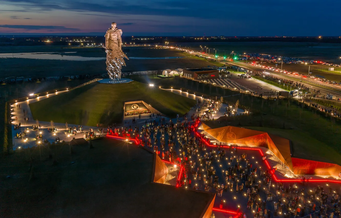 Фото обои город, вечер, освещение, солдат, памятник, мемориал, Станислав Забурдаев, Ржев