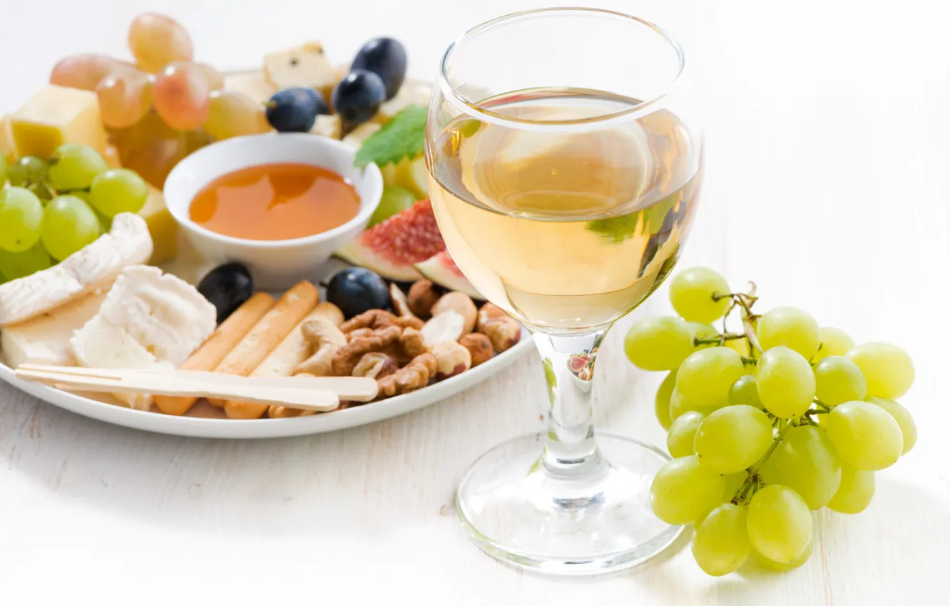 Фото обои вино, бокал, сыр, мед, виноград, орехи, инжир