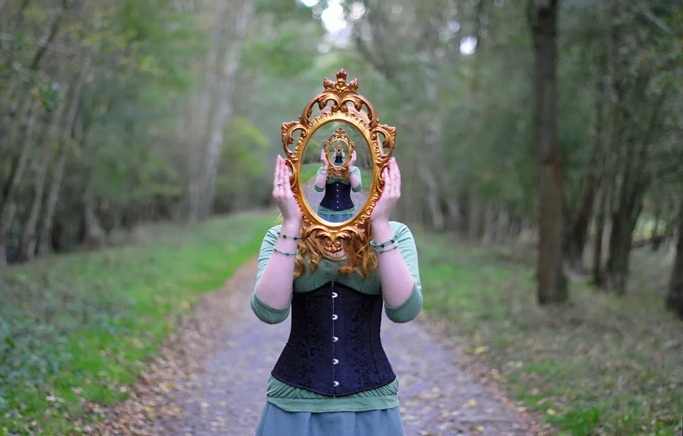 Фото обои лес, девушка, отражение, путь, платье, зеркало