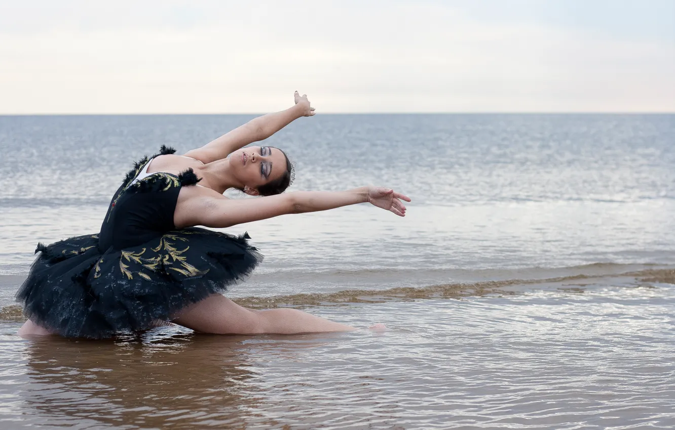 Фото обои море, вода, танец, шатенка, балерина