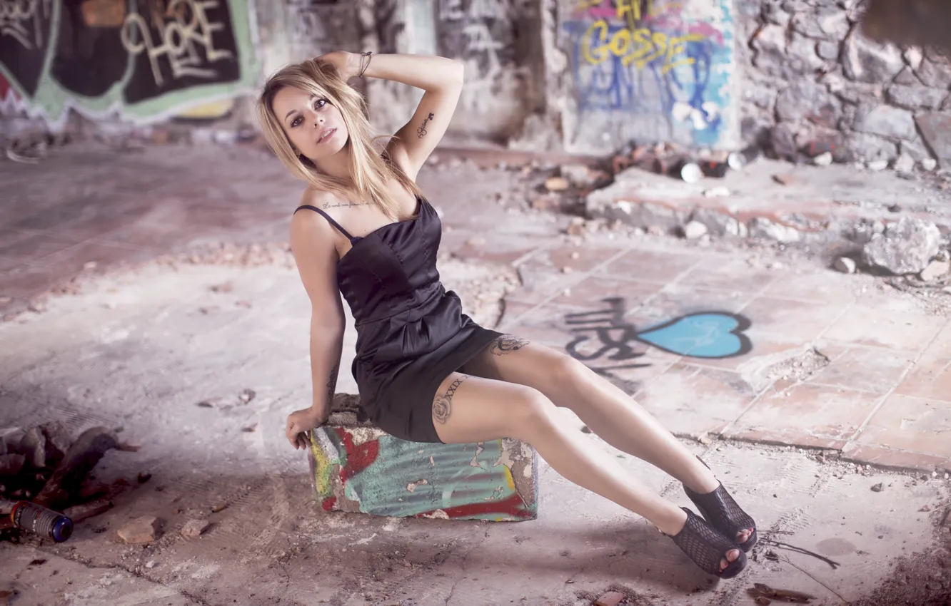 Фото обои smile, model, beauty, blonde, pose, tattoos