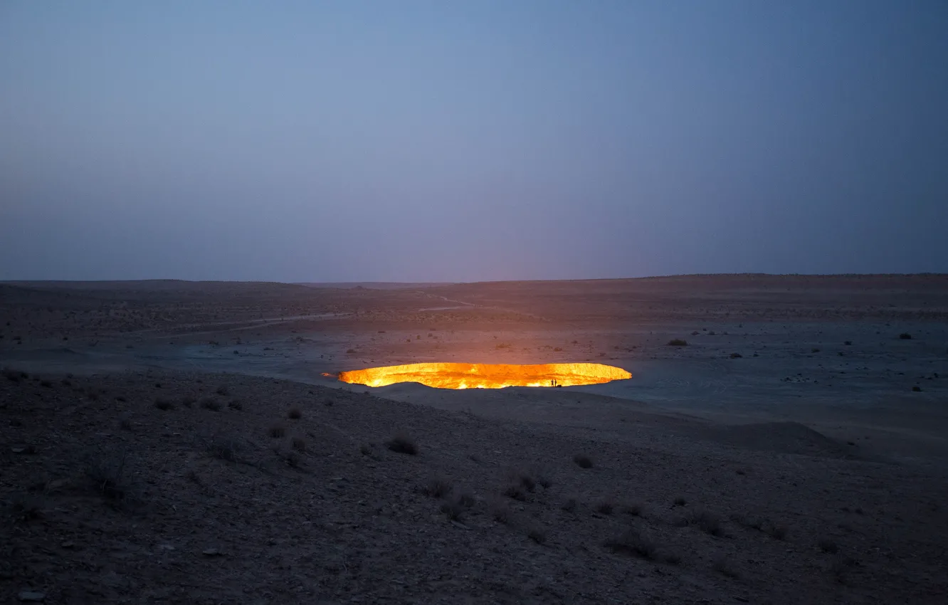 Фото обои небо, огонь, пустыня, газ, кратер, сумерки, Туркменистан, Дарваза