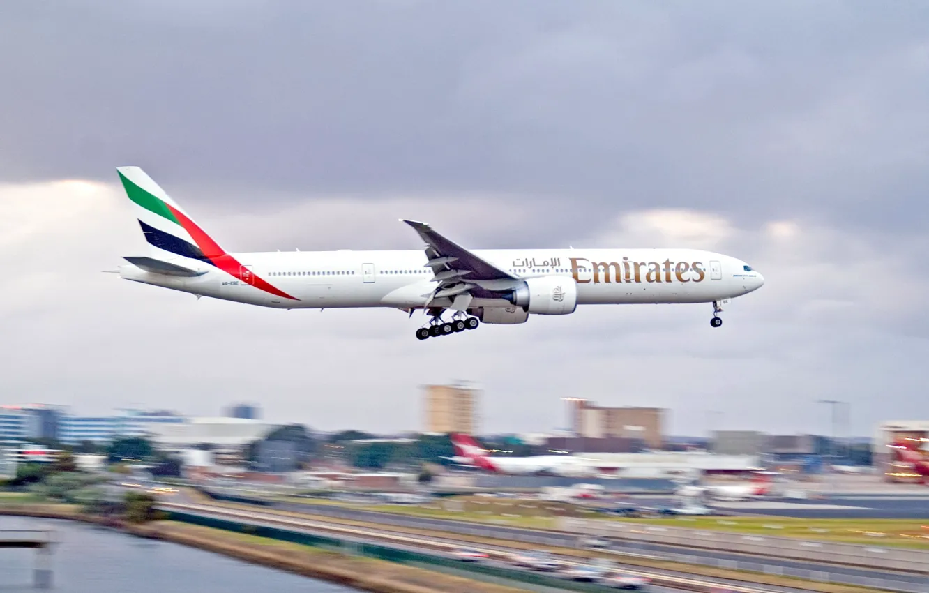 Фото обои город, аэропорт, Boeing, самолёт, 300, 777, Посадка, emirates