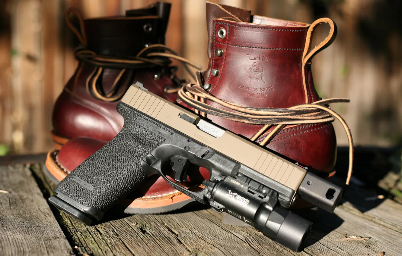 Фото обои пистолет, оружие, ботинки, Glock, самозарядный