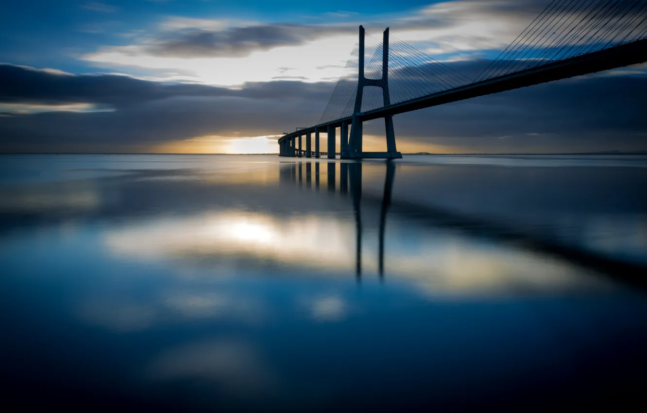 Фото обои море, облака, мост, опора, Португалия, Лиссабон, Васко да Гама