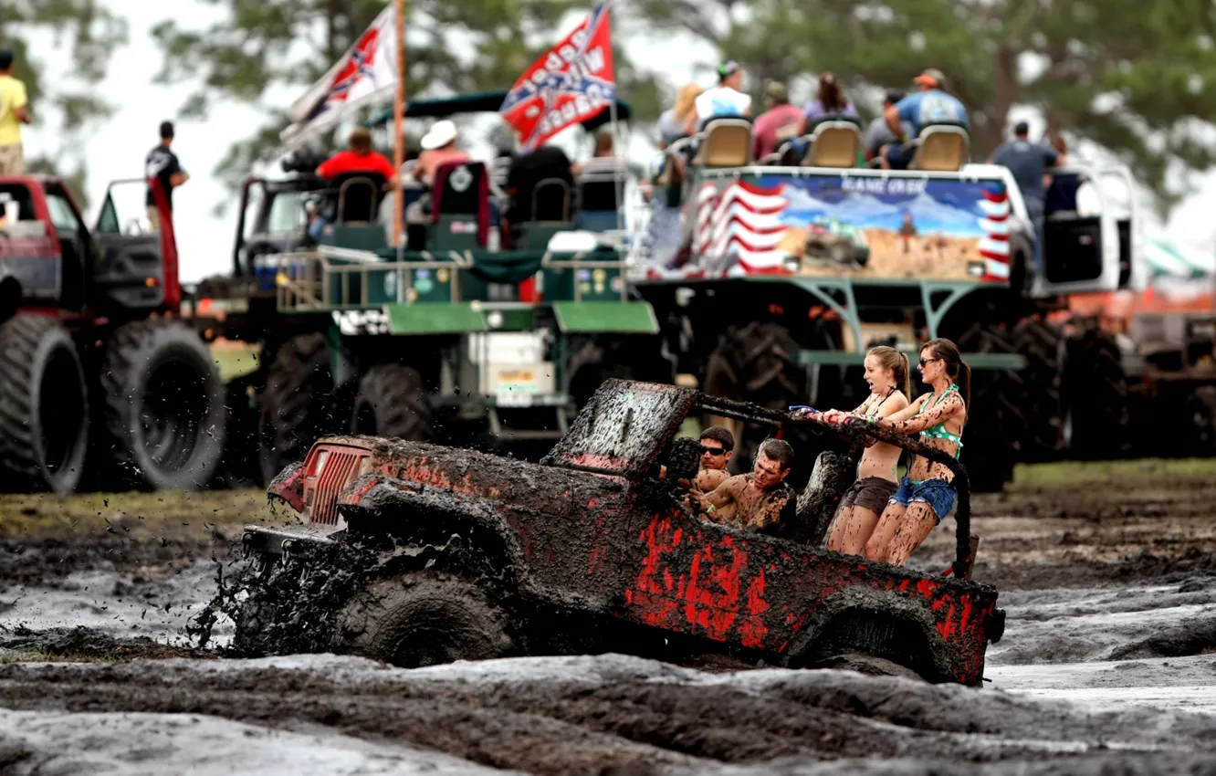 Фото обои девушки, грязь, внедорожник, Джип, парни, Wrangler, Ренглер, Jeep