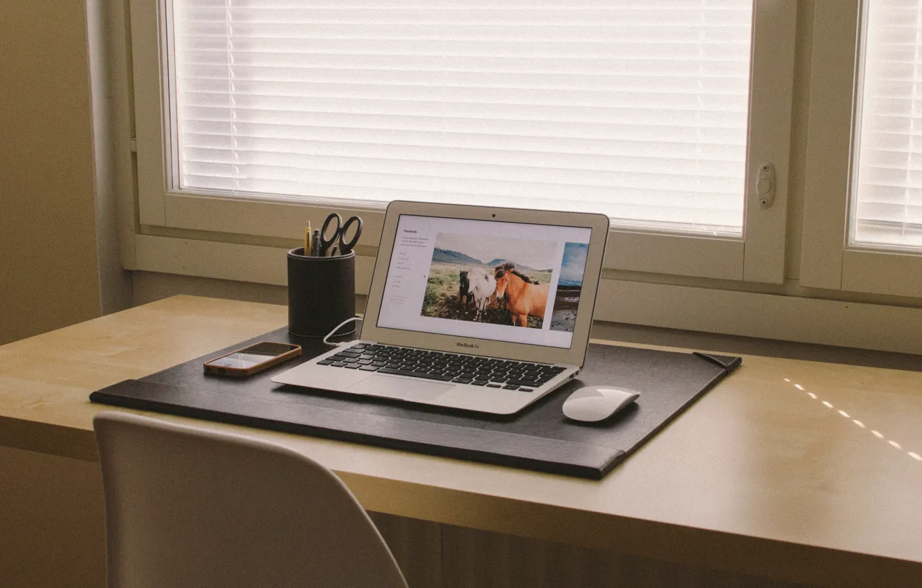 Фото обои стол, место, мышка, окно, рабочее, macbook, макбук