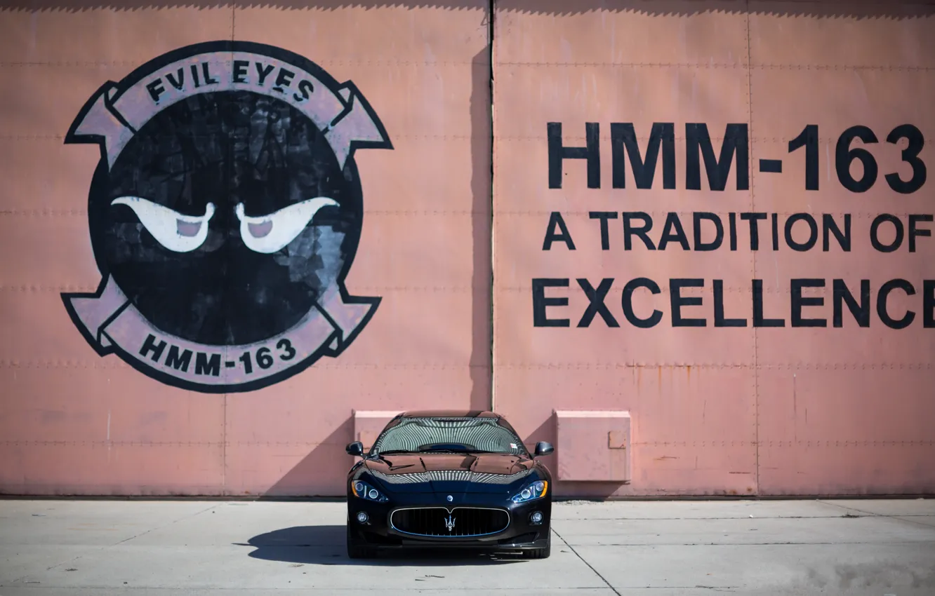 Фото обои стена, чёрный, надпись, Maserati, тень, black, мазерати, передок