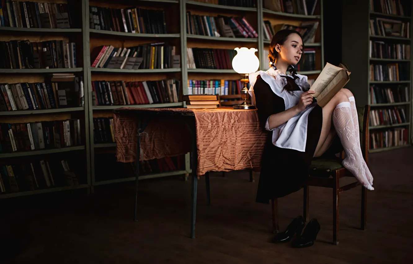 Фото обои книга, форма, школьница, ножки, уроки, Андрей Фролов, Валерия Новикова