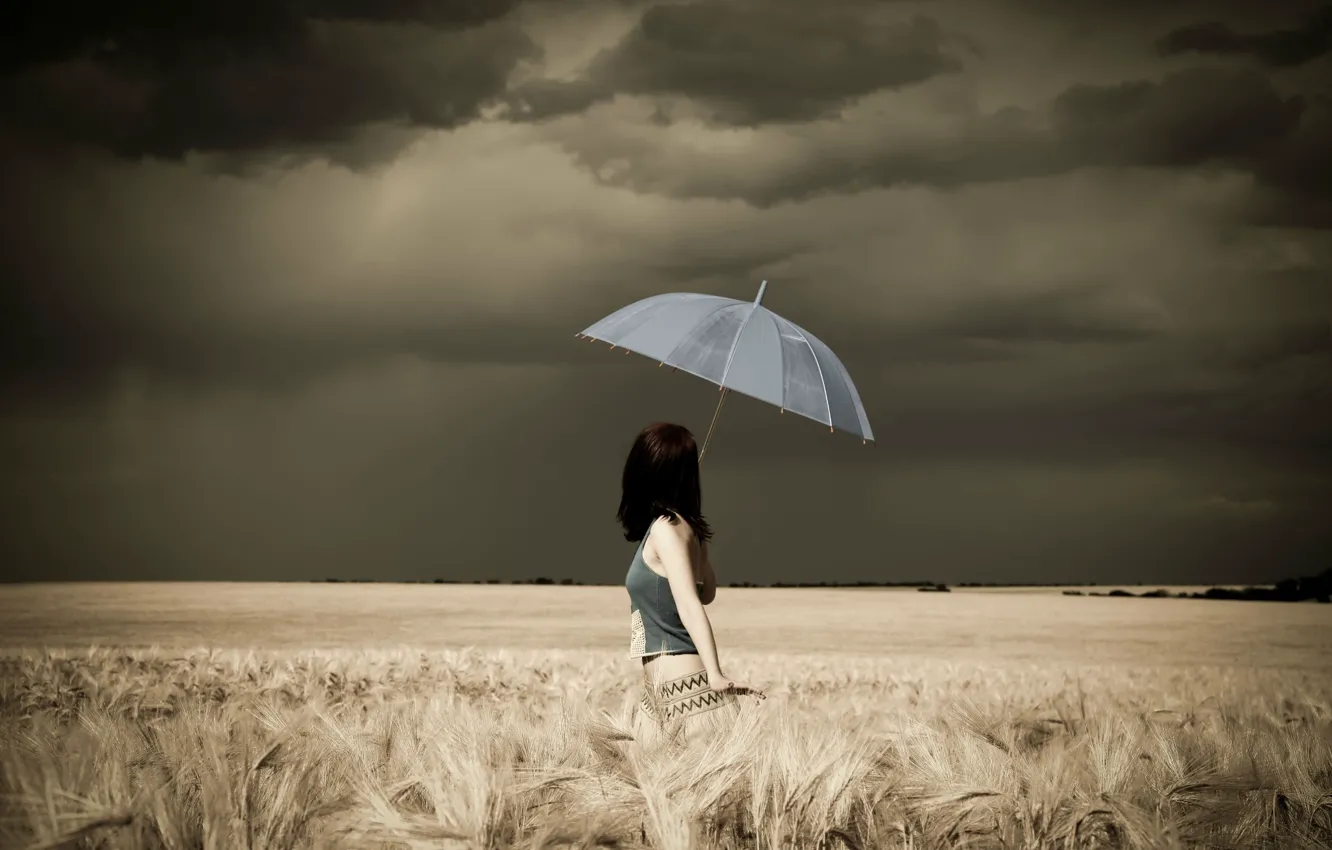 Фото обои гроза, поле, Девушка, зонт