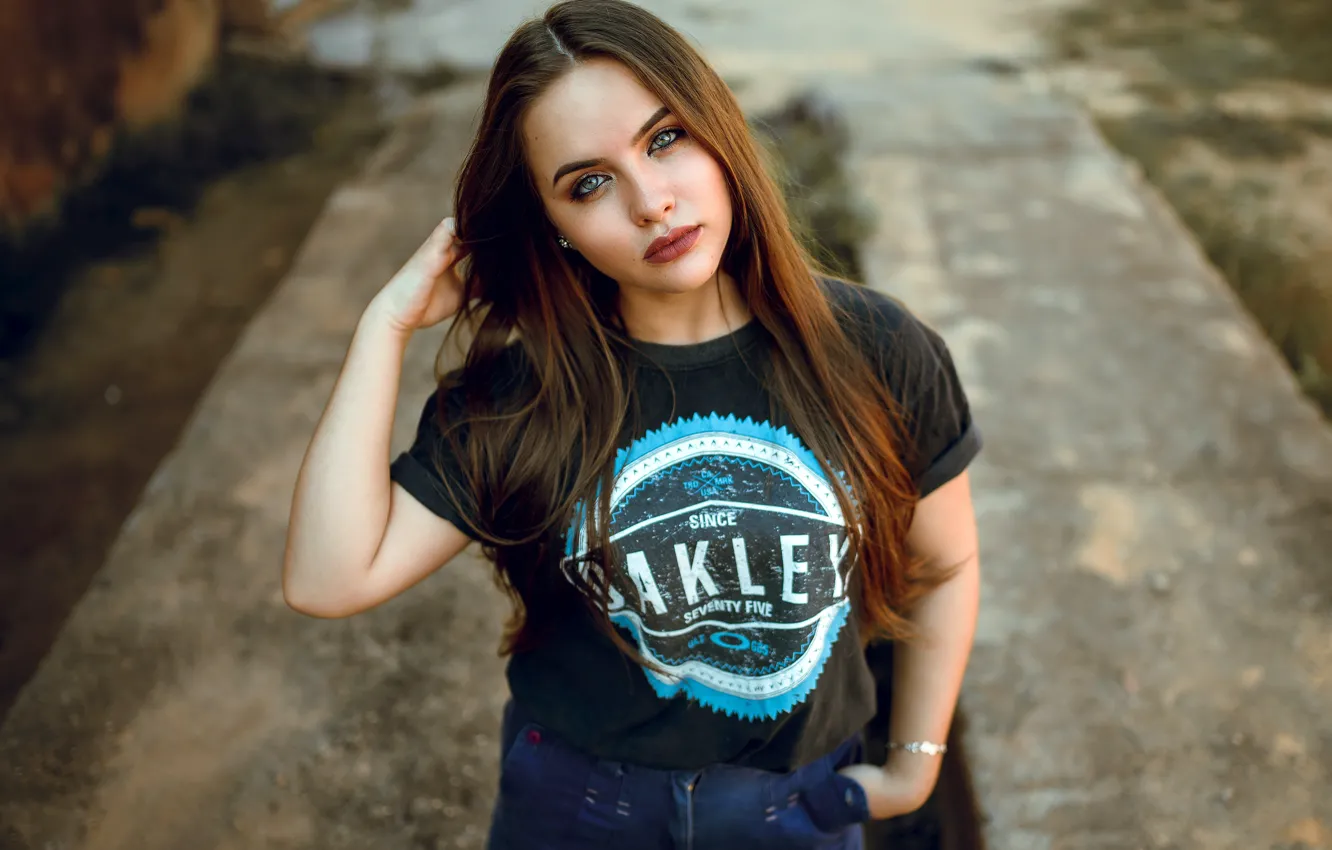 Фото обои взгляд, длинные волосы, long hair, look, милая девушка, cute girl, black t-shirt, черная футболка