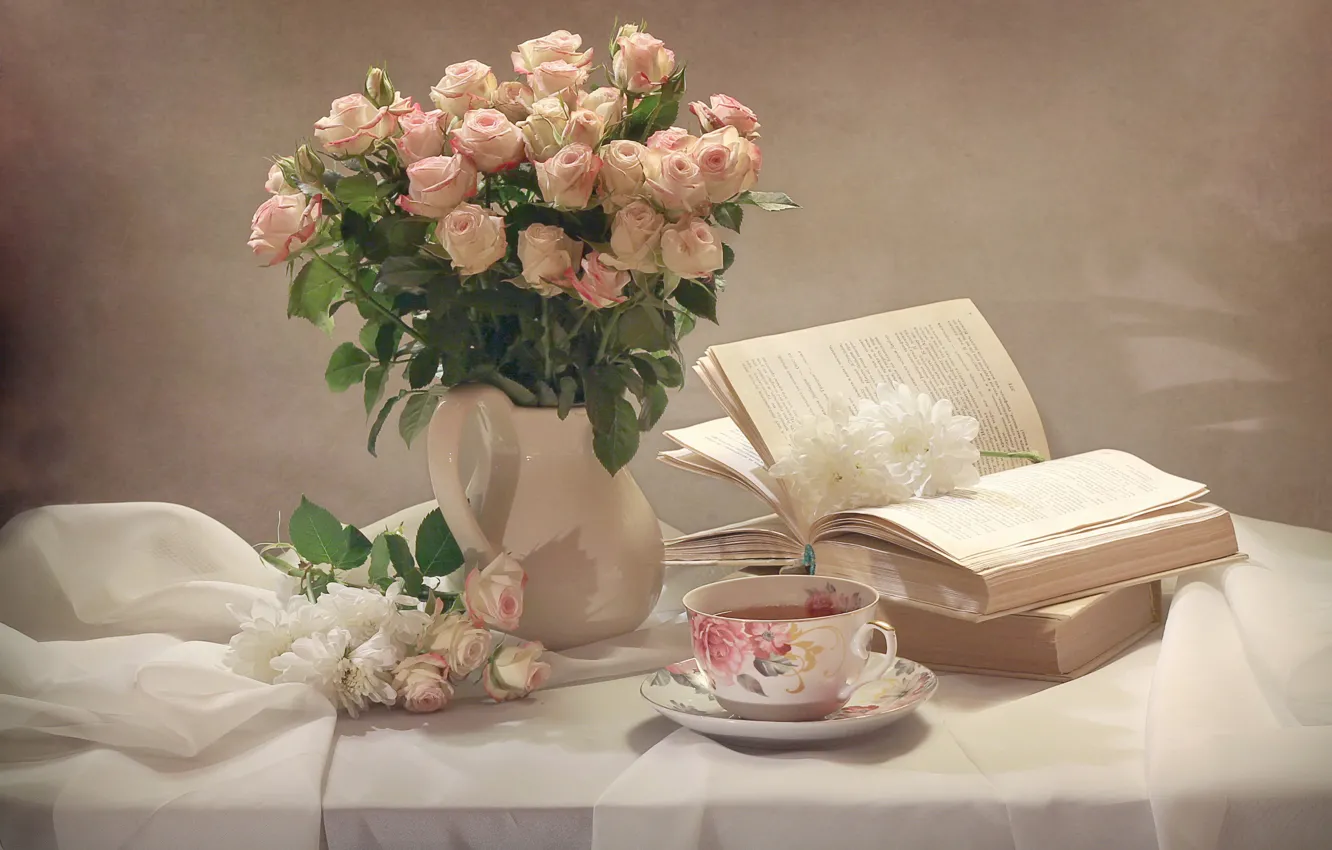 Фото обои цветы, стол, чай, книги, розы, чашка, ткань, кувшин