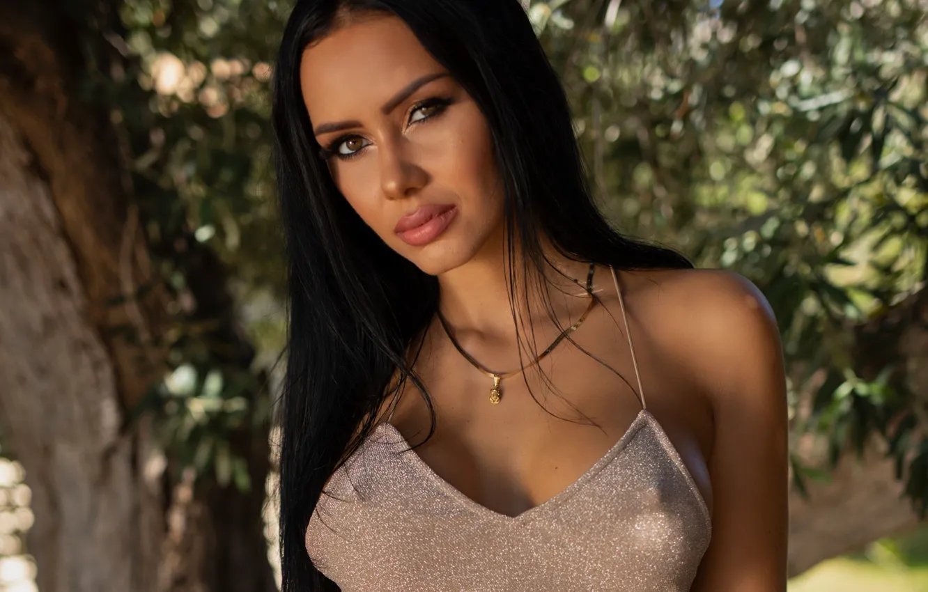 Фото обои dress, eyes, model, brunette, necklace, mouth, makeup, pendant