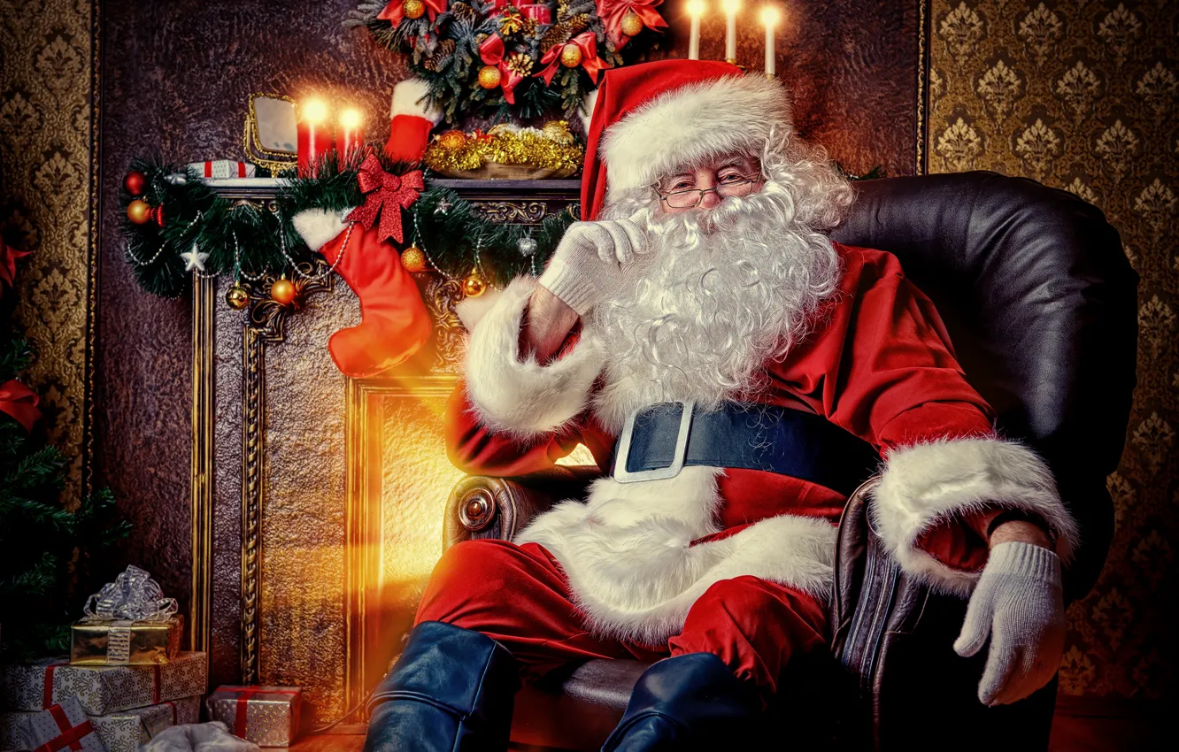 Фото обои кресло, свечи, Рождество, подарки, Новый год, камин, Санта Клаус
