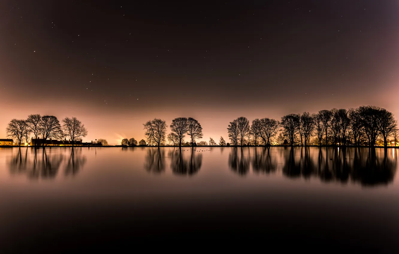 Фото обои звезды, деревья, ночь, огни, озеро, дом, пруд, отражение