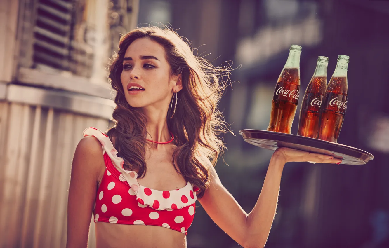 Фото обои девушка, бутылки, coca cola, кока-кола, поднос, relaxation, taste the feeling, попробуй чувство