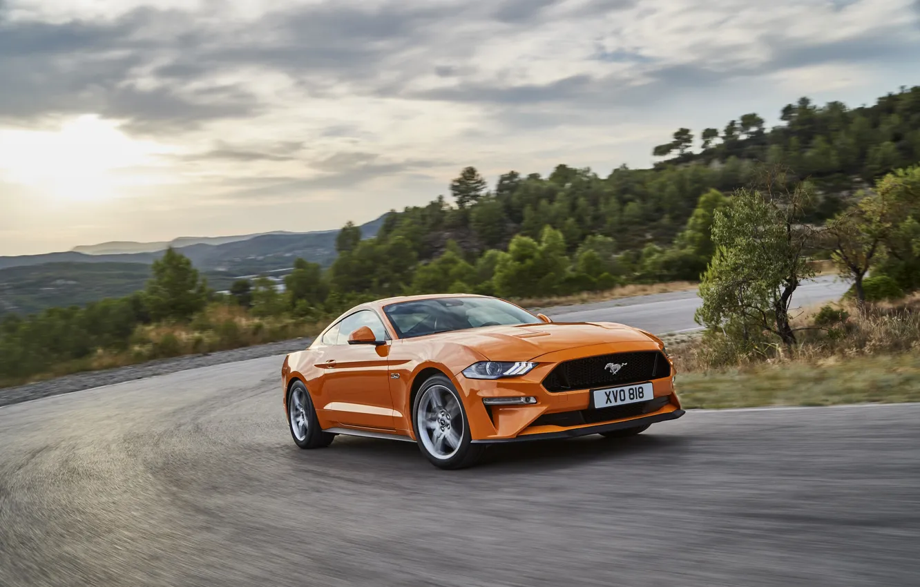 Фото обои оранжевый, движение, Ford, поворот, 2018, фастбэк, Mustang GT 5.0