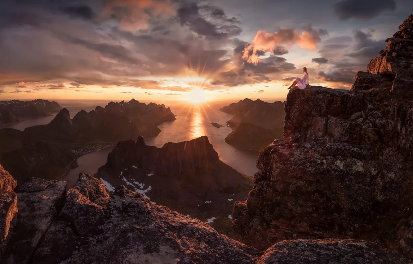 Фото обои море, небо, девушка, солнце, облака, лучи, свет, закат