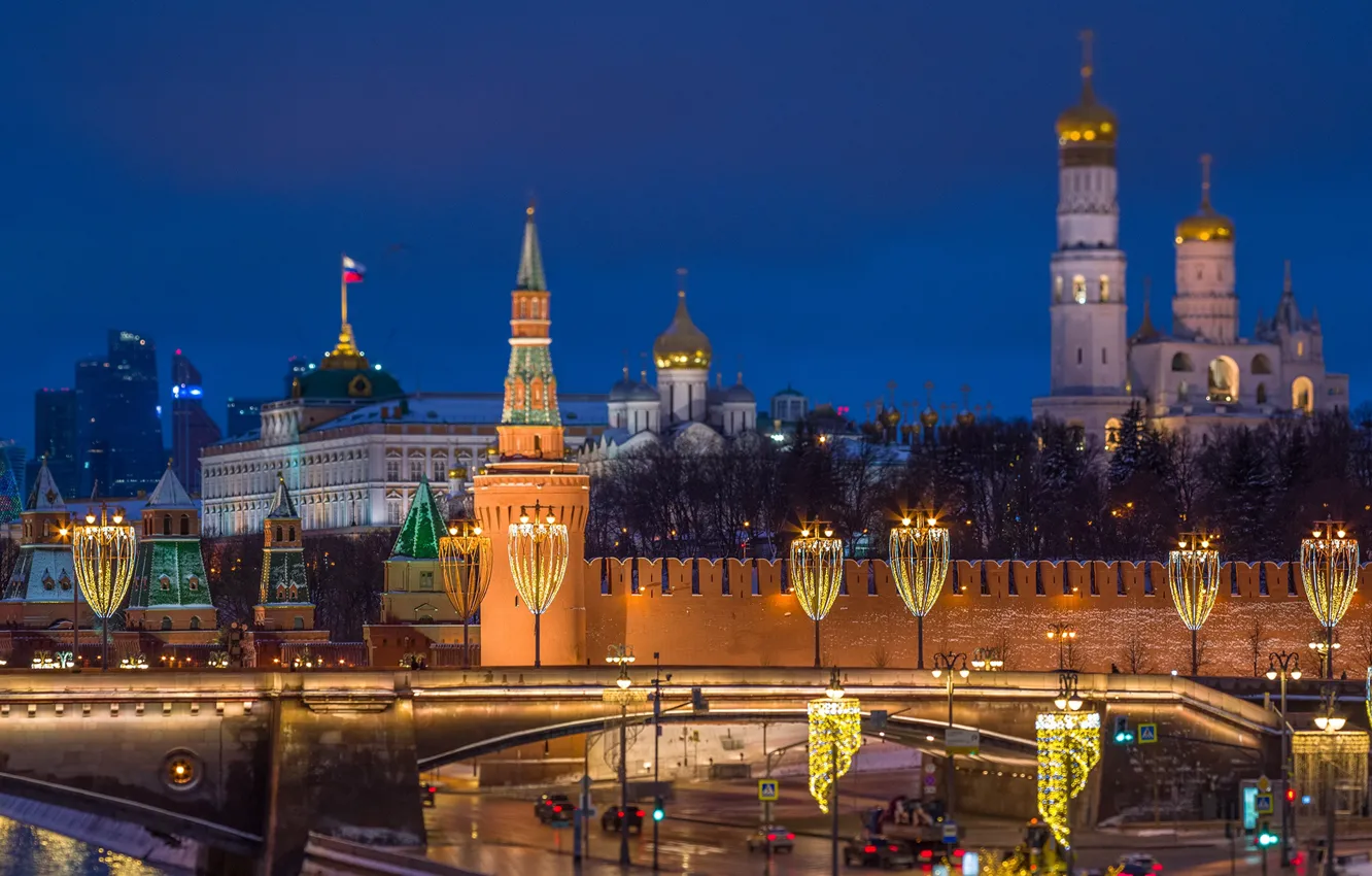 Фото обои дорога, мост, город, стена, вечер, освещение, фонари, Москва