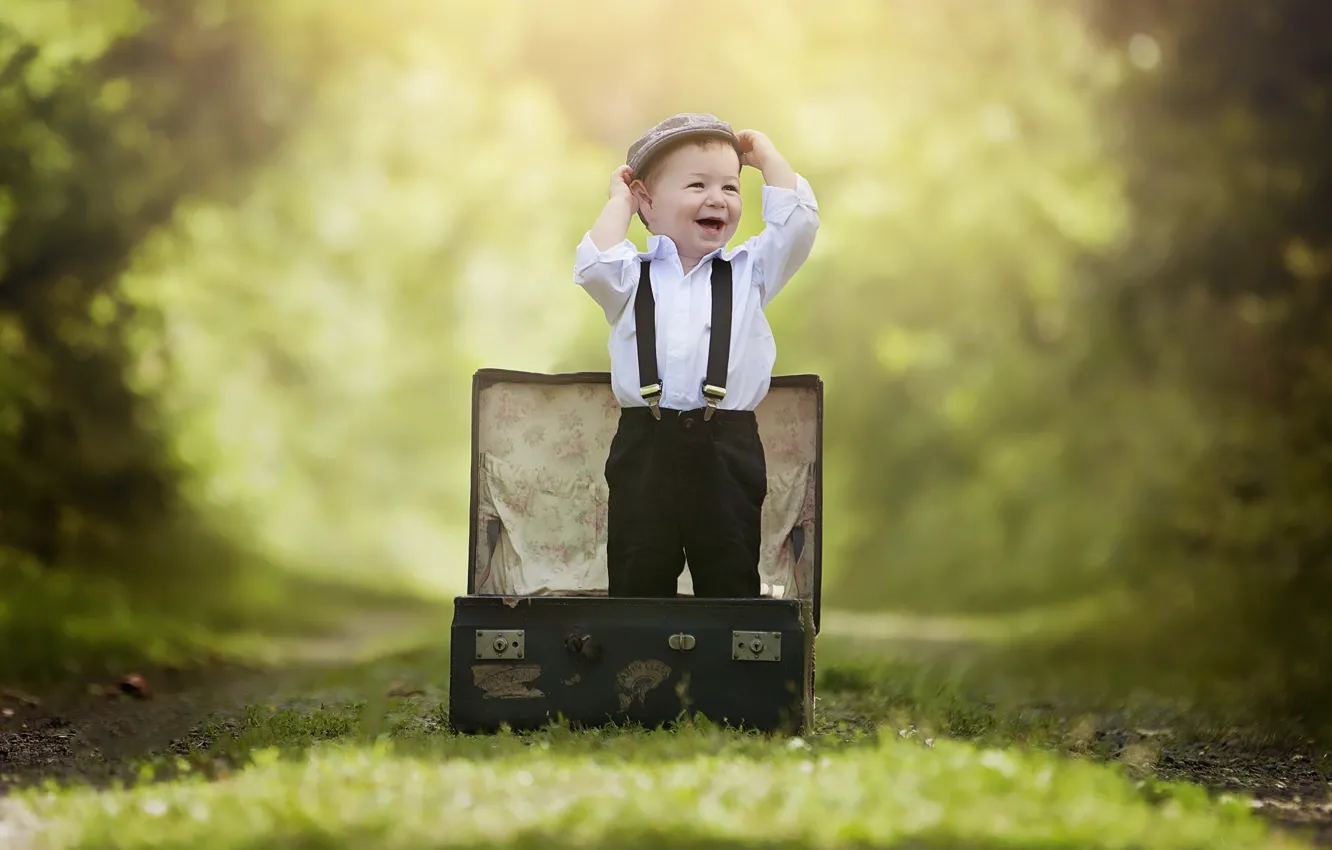 Мальчик с чемоданом