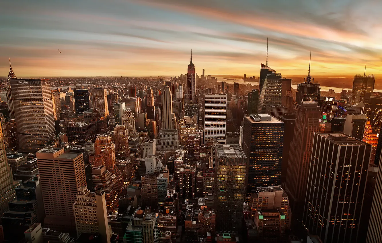 Фото обои небо, город, Нью-Йорк, вертушка, США, Манхэттен, Эмпайр-стейт-билдинг, Рокфеллеровский центр