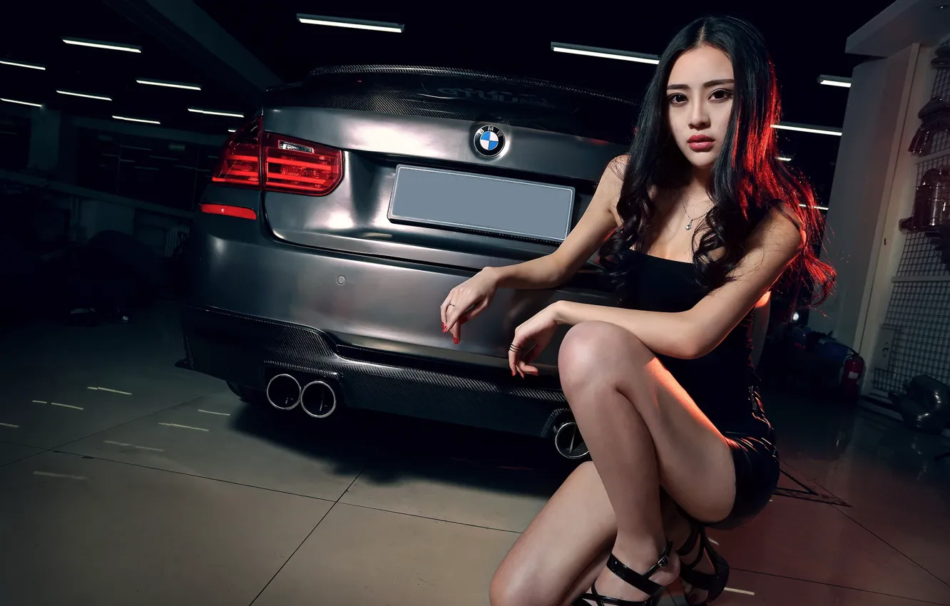 Фото обои авто, взгляд, Девушки, BMW, азиатка, красивая девушка, сидит над машиной